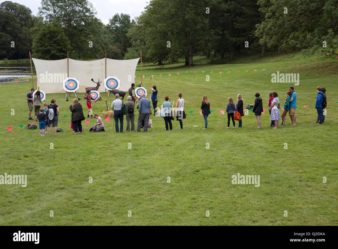 Les visiteurs d'essayer au tir Countryfile vivre 2016 UK Blenheim Banque D'Images