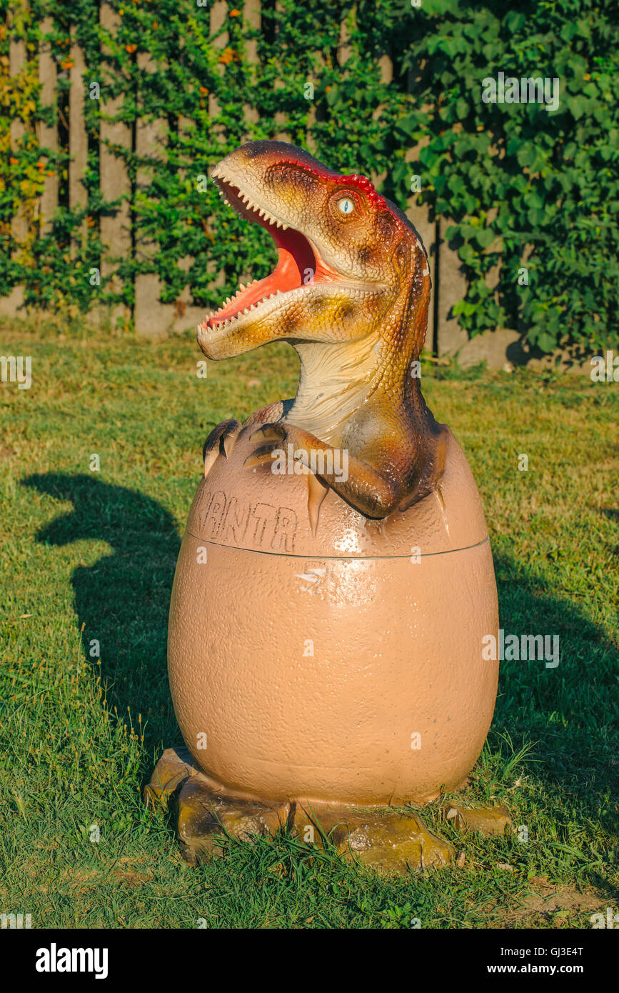 NOVI SAD, SERBIE - 5 août 2016 : Petite corbeille de jouets dinosaure themed entertainment Dino Park à Novi Sad. Banque D'Images