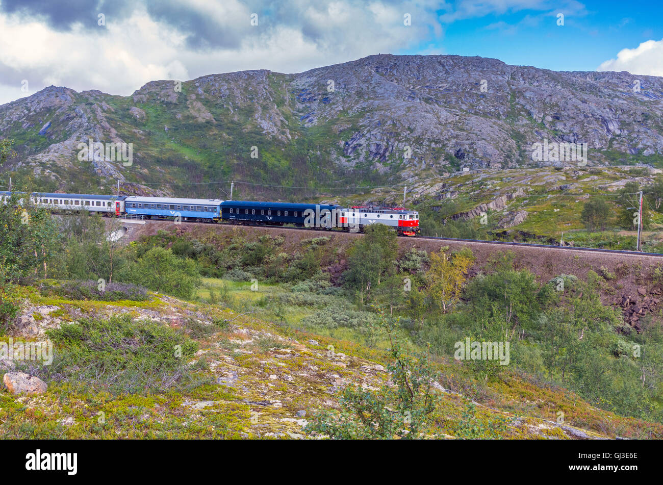 Argent et rouge train locomotive carrioles vers Bjornfell Station et la Norvège frontière suédoise Banque D'Images