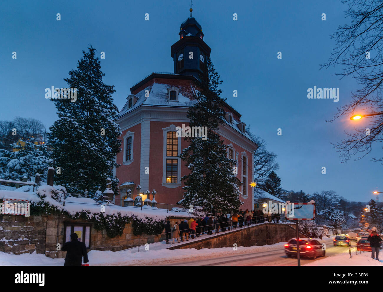 Dresde : Les gens font la queue au service de Noël dans l'église Loschwitz, Allemagne, Sachsen, Texas, United States Banque D'Images