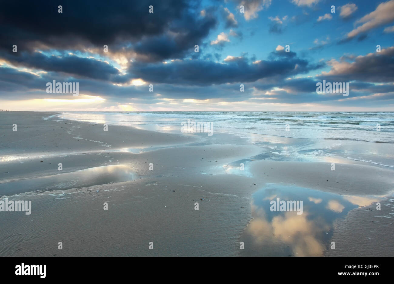 Plage de la mer du Nord à marée basse pendant le coucher du soleil, Pays-Bas Banque D'Images