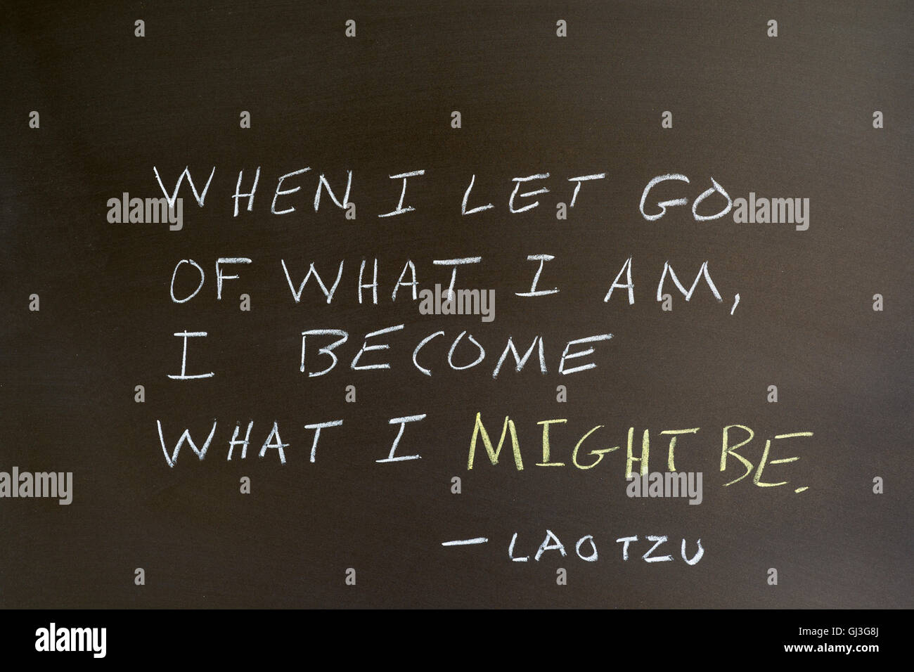 Citation de Lao Tseu. "Quand j'ai laisser aller de ce que je suis, je deviens ce que je pourrais être" écrit sur tableau. Banque D'Images