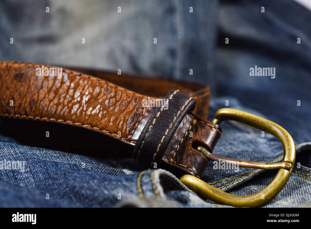 Ceinture en cuir close-up mis sur les blue-jeans Banque D'Images