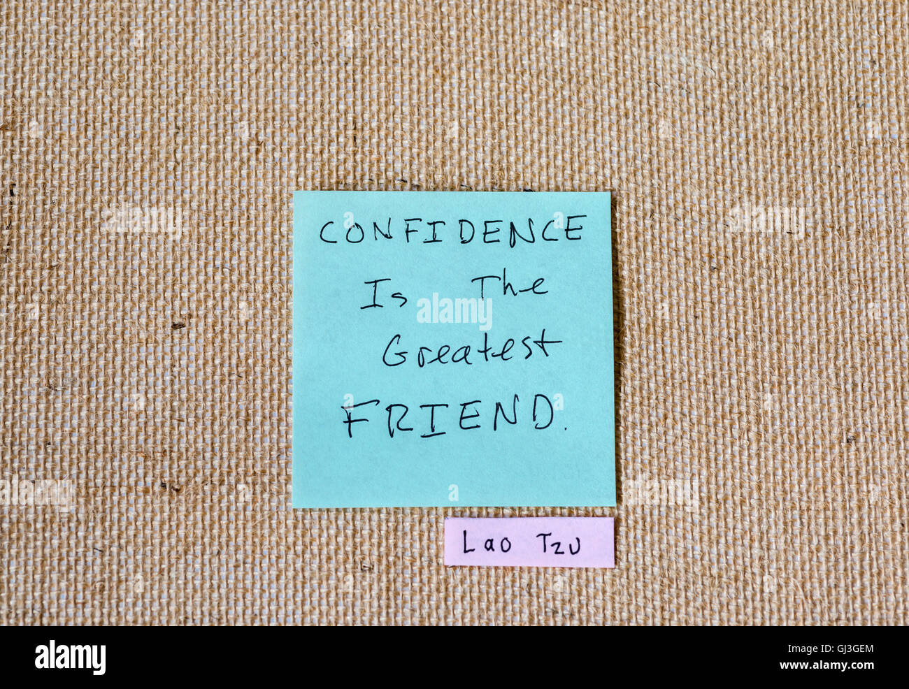 Citation de Lao-tseu écrit sur les notes sur une toile de fond. Banque D'Images