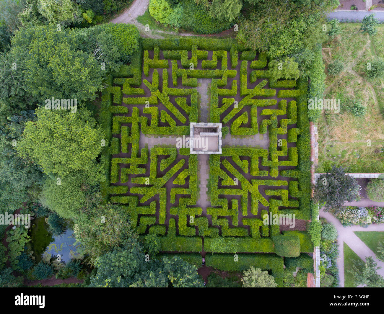 Vue aérienne du labyrinthe au château et jardins de Hampton court, Herefordshire, Angleterre Banque D'Images