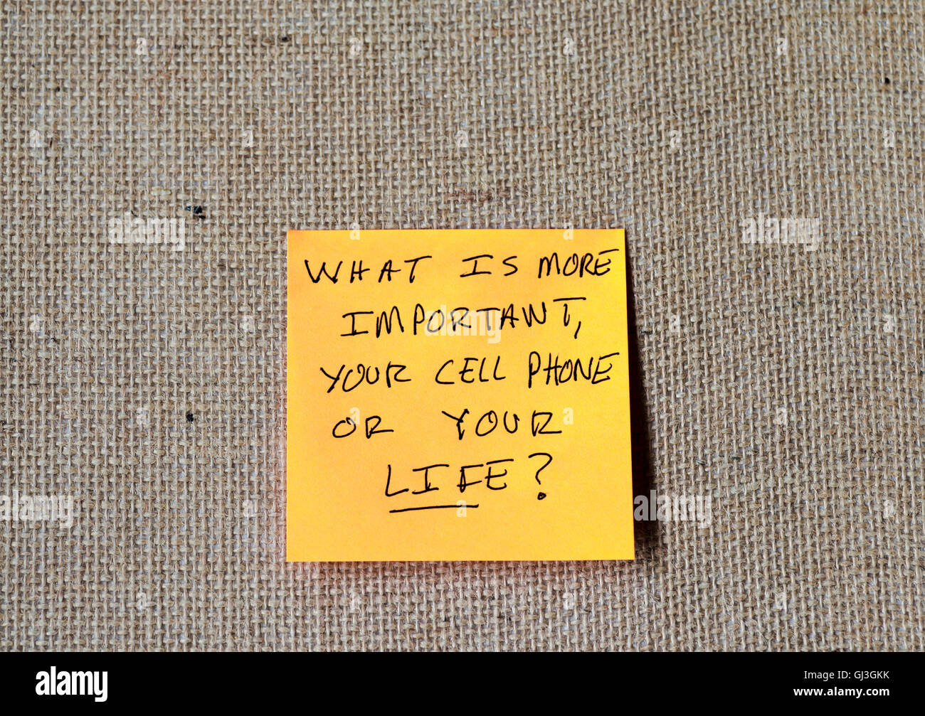 "Ce qui est plus important, votre téléphone cellulaire ou votre vie ?" écrit sur les notes Banque D'Images