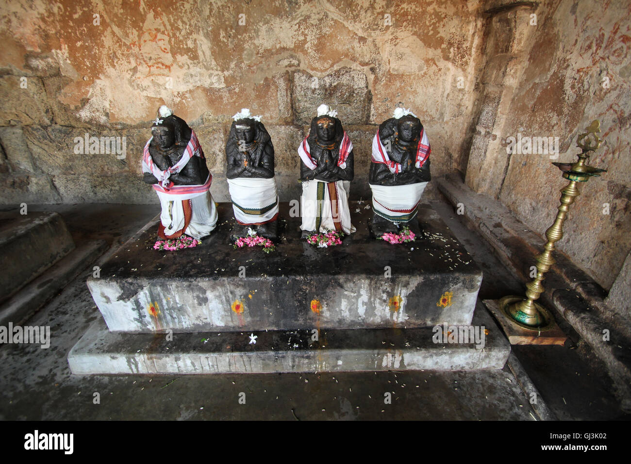 Statue noircie d'idoles, à demi couvert d'un tissu blanc vu à la Tanjavur Temple Brihadeshwara,TamilNadu. L'Inde Banque D'Images