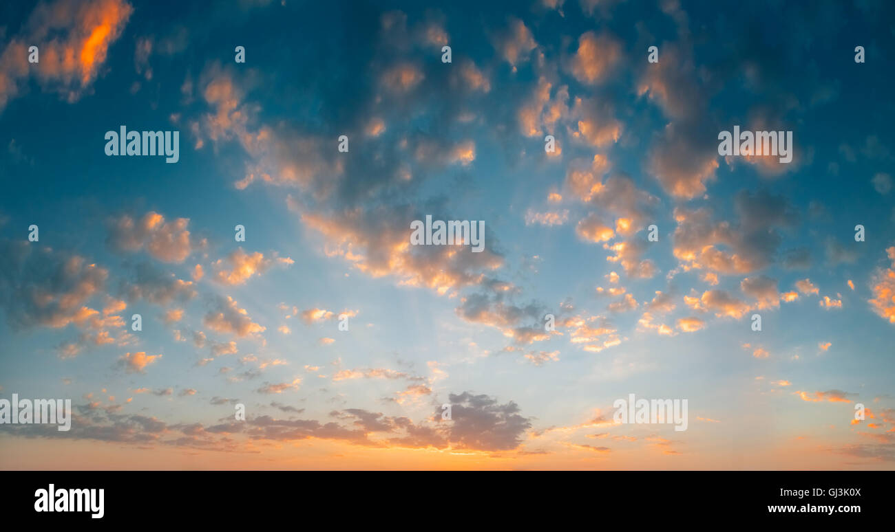 Bleu vif, orange et jaune Sunset Sky Banque D'Images