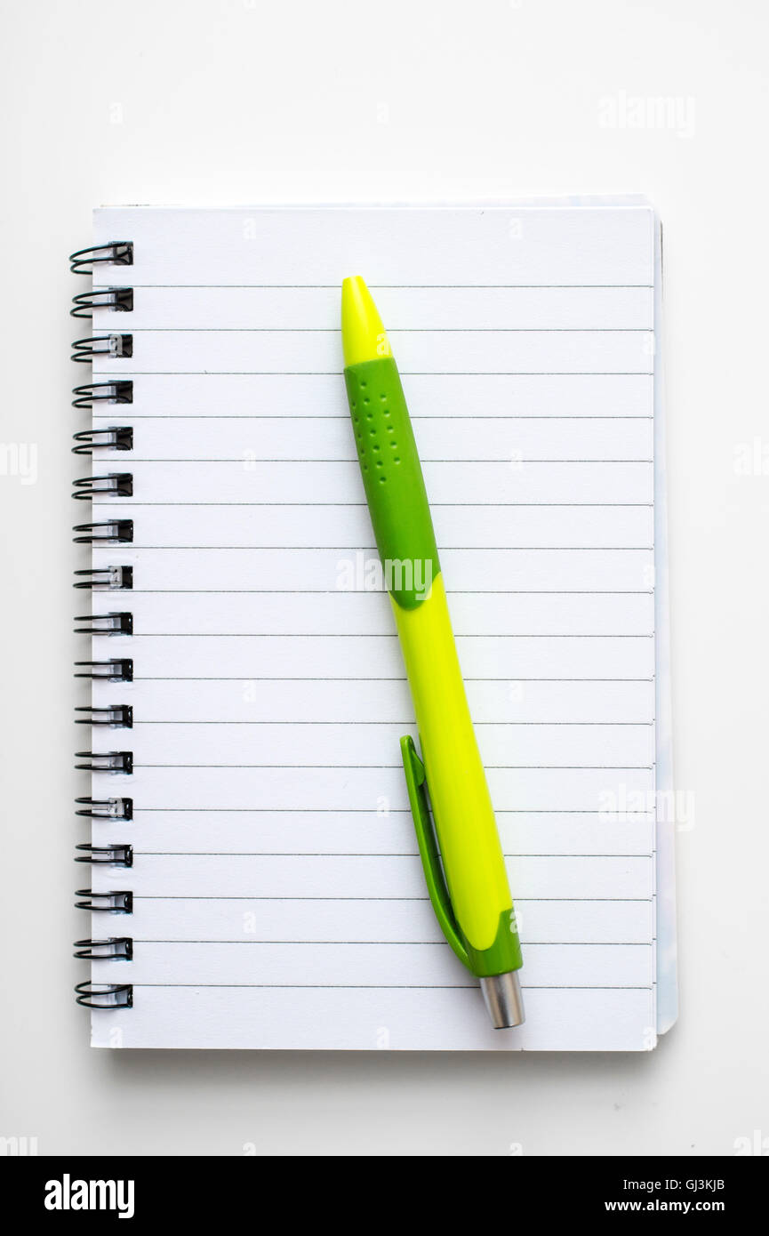 Ordinateur portable blanc ouvert à l'aide d'un crayon, d'en haut Banque D'Images