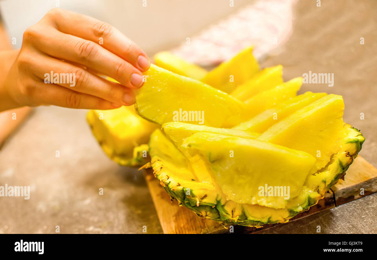 Manger propre part tranche d'ananas fruit jaune Banque D'Images