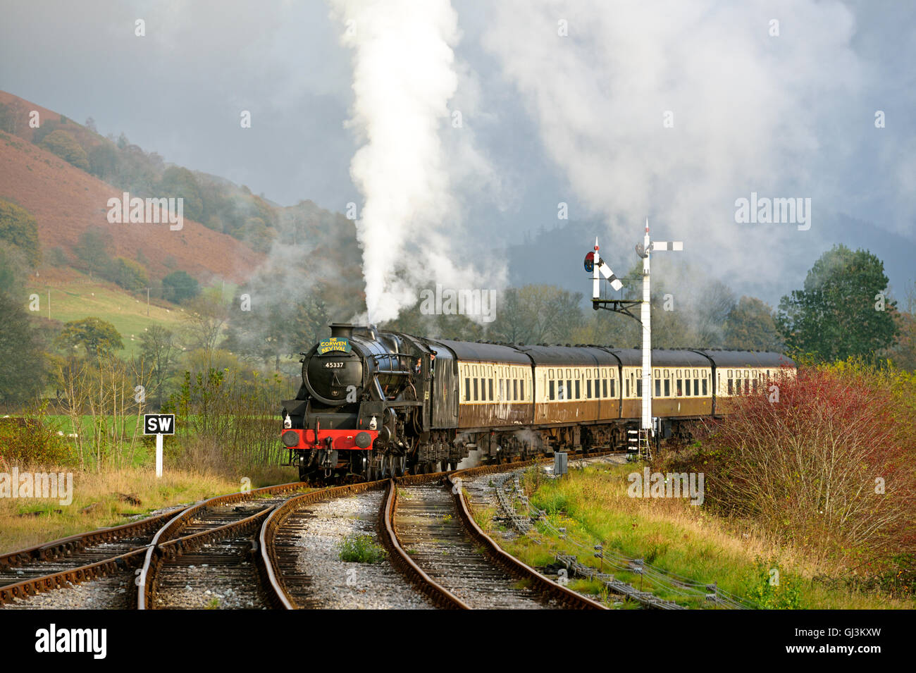 Le train à vapeur de la Renaissance Corwen approchant Carrog Llangollen station sur la ligne du patrimoine, au nord du Pays de Galles, Royaume-Uni Banque D'Images