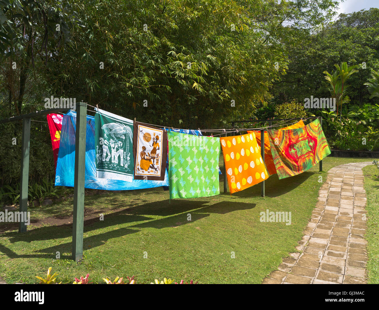 dh West Indies batiks ST KITTS CARIBBEAN traditionnel Clothe art batik tissus teination vêtements séchage tissu motif Banque D'Images