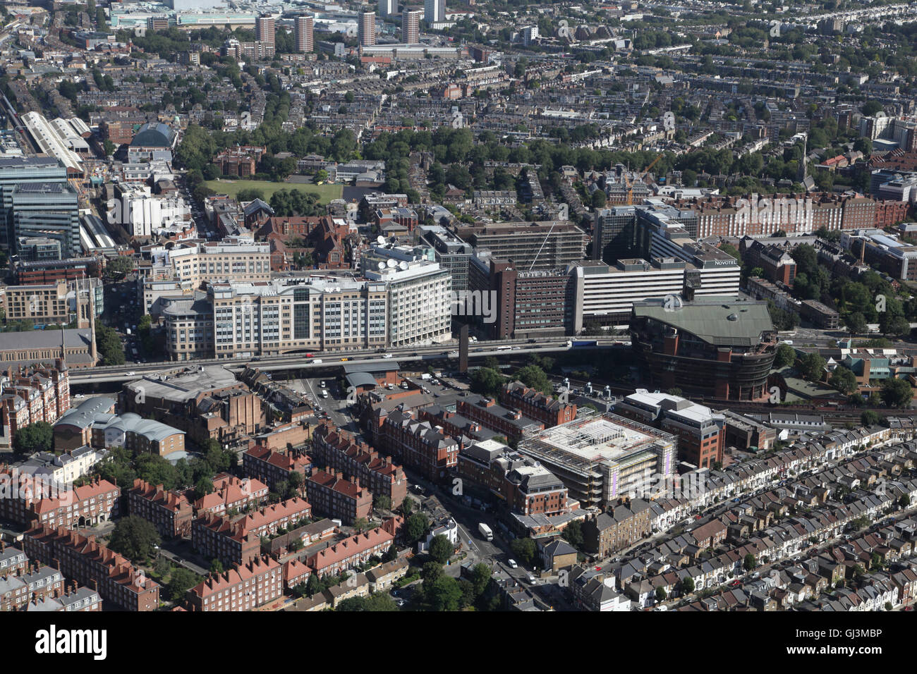 Vue aérienne de Hammersmith, à l'ouest de Londres, y compris l'A4 flyover, Broadway Shopping Centre, le Novotel London West etc Banque D'Images