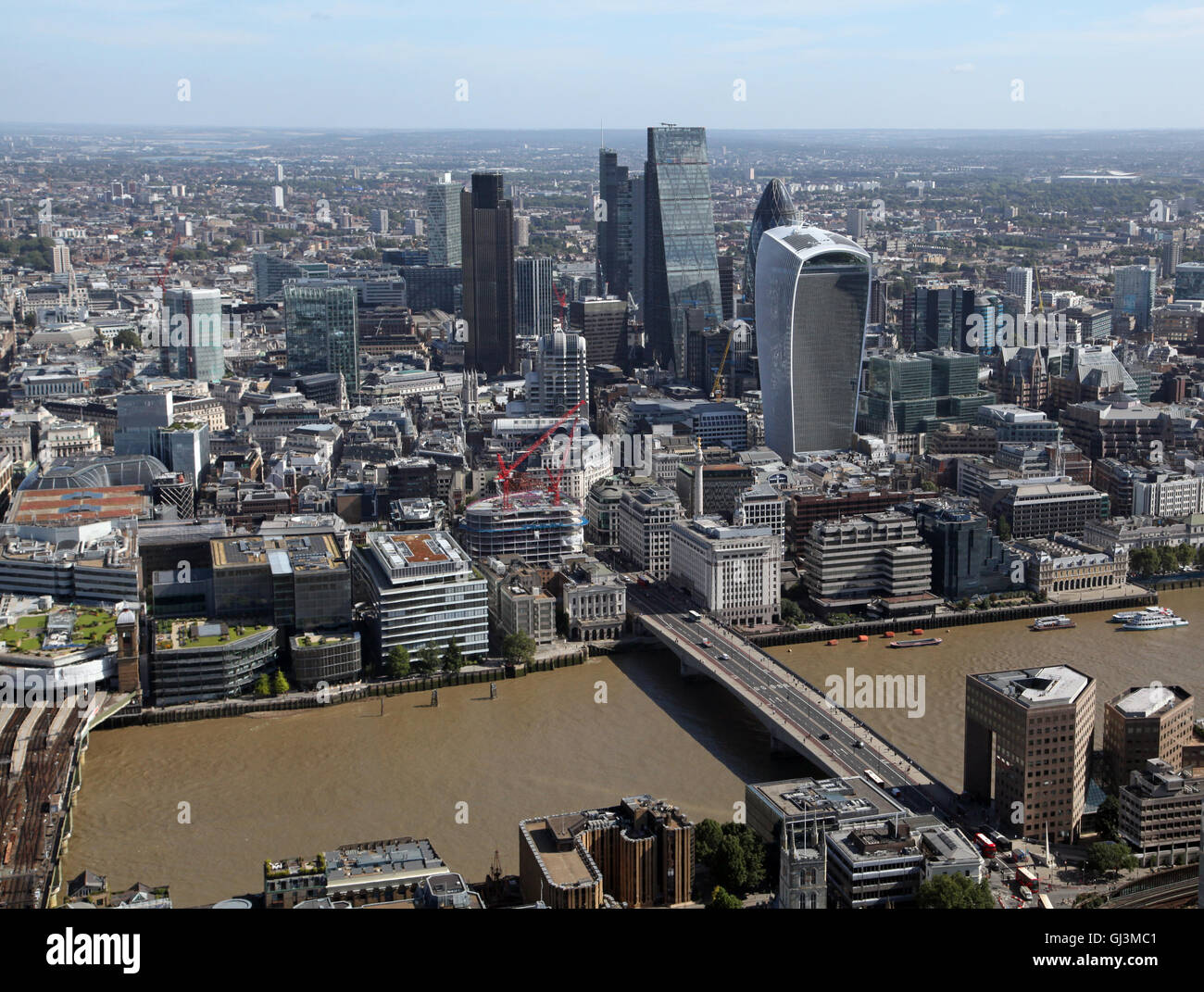 Vue aérienne de la ville de Londres avec cornichon, talkie walkie et râpe à fromage bâtiments, UK Banque D'Images