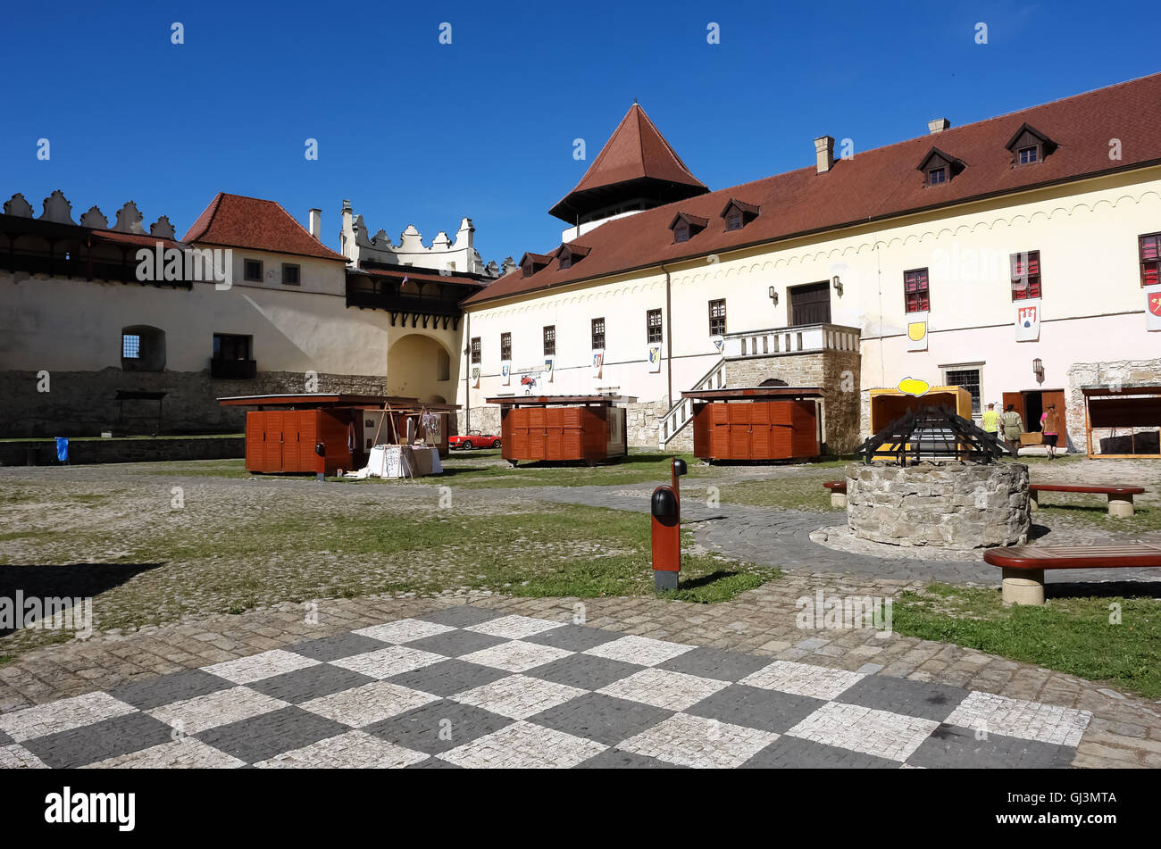 , Kežmarok SLOVAQUIE - Juillet 08, 2016 : La grande cour de l'ancien château de la ville de Kežmarok, Hautes Tatras, en Slovaquie. Banque D'Images