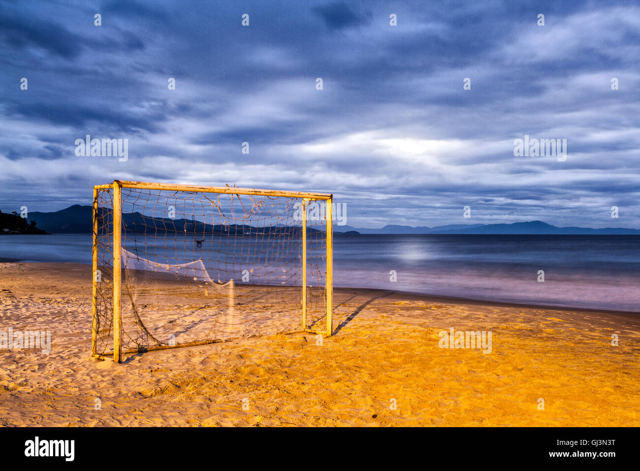 Poteau de but à Lagoinha Beach au crépuscule. Florianopolis, Santa Catarina, Brésil. Banque D'Images