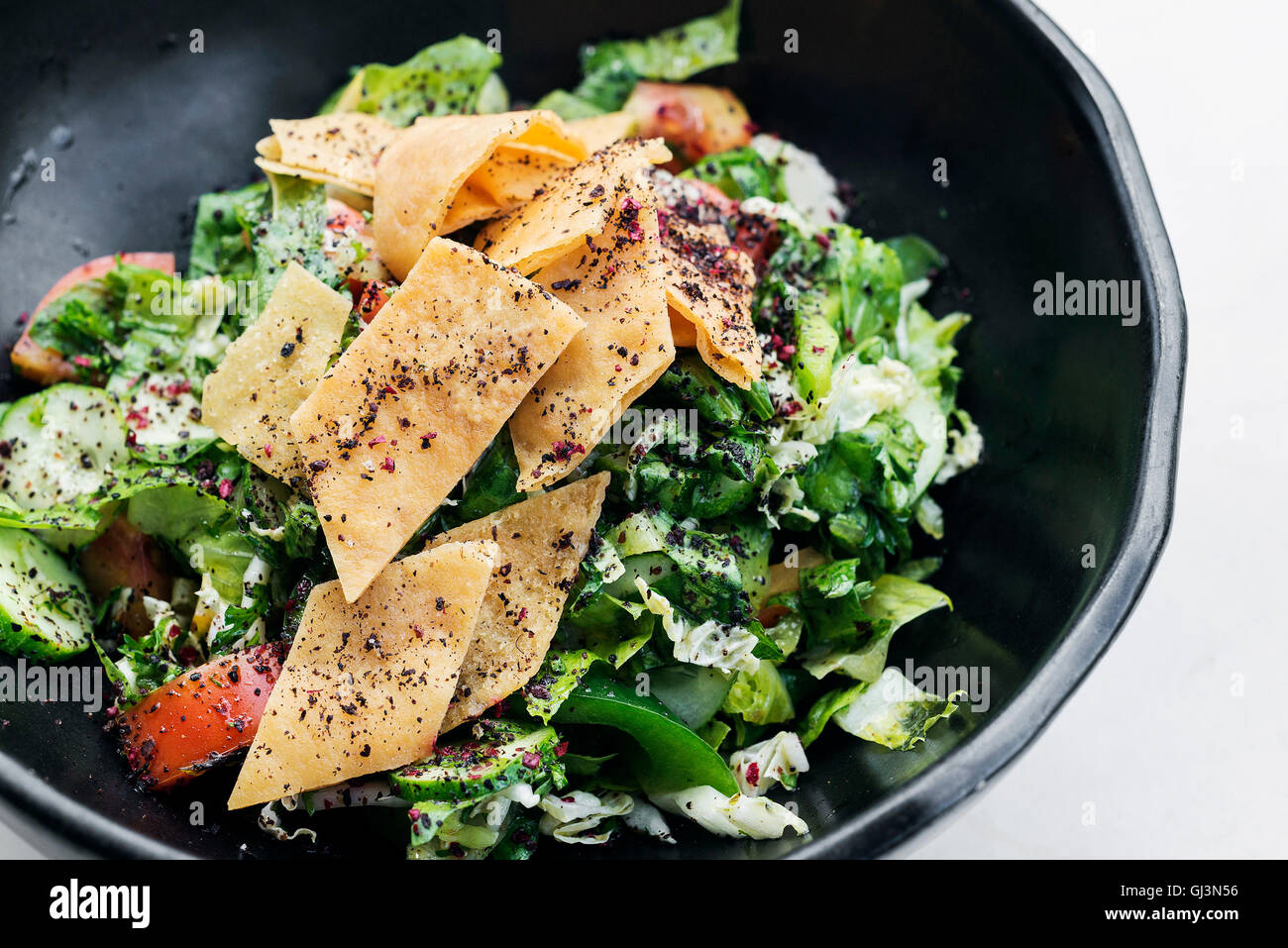 Fattoush fatoush classique traditionnelle libanaise célèbre salade du Moyen-Orient Banque D'Images