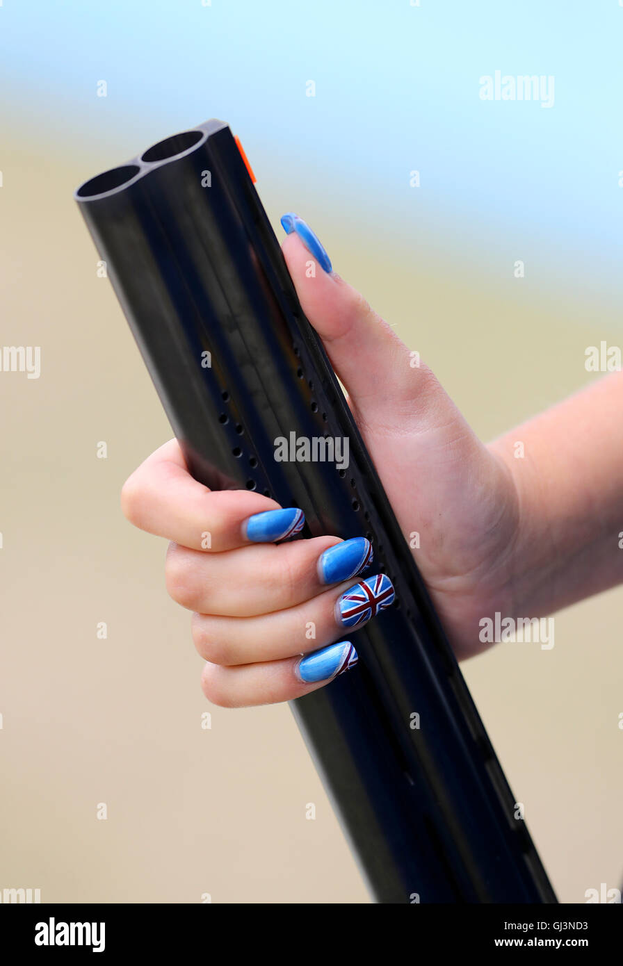 Détail du vernis à ongles d'Amber Hill en Grande-Bretagne lorsqu'elle se livre à la qualification féminine de Skeet au centre de tir olympique le septième jour des Jeux Olympiques de Rio, au Brésil. Date de la photo : vendredi 12 août 2016. Le crédit photo devrait se lire: Owen Humphreys/PA Wire. Banque D'Images