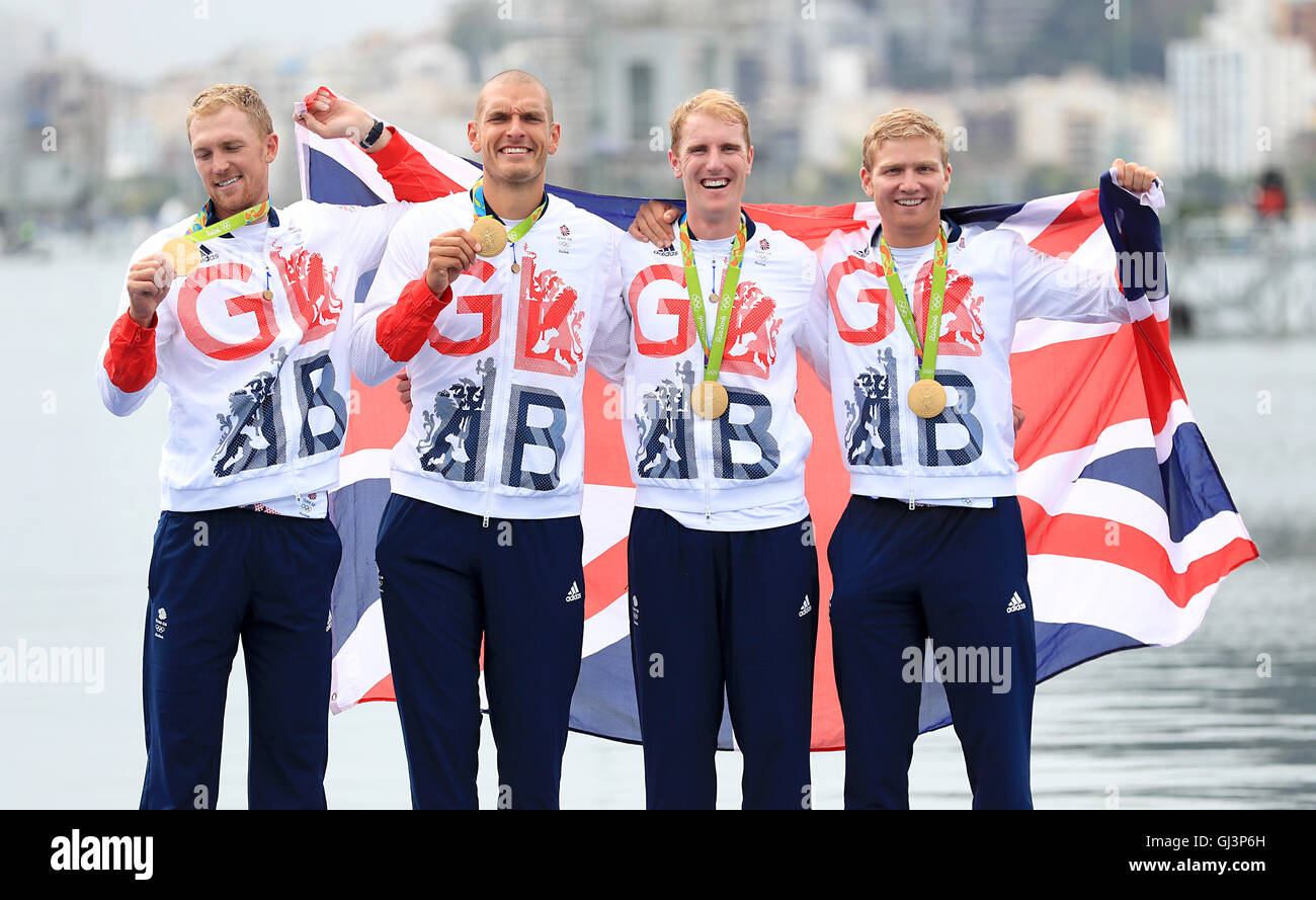 (De gauche à droite) la société britannique Alex Gregory, Mohamed Sbihi, George Nash et Constantin Louloudis célébrer remportant la médaille d'or chez les hommes Quatre finale au stade Lagoa le septième jour de la Jeux Olympiques de Rio, au Brésil. Photo date : vendredi 12 août 2016. Crédit photo doit se lire : Mike Egerton/PA Wire. RESTRICTIONS - usage éditorial uniquement. Banque D'Images