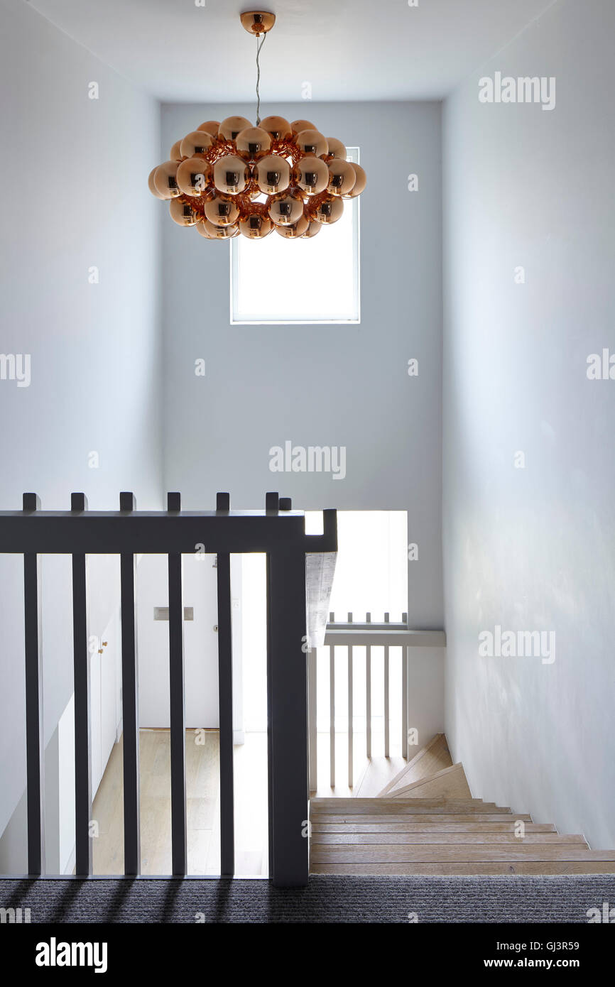 Détail de l'éclairage et l'escalier qui se profile. Maison jumelée, Beaconsfield, Royaume-Uni. Architecte : GLAS Architectes, 2016. Banque D'Images