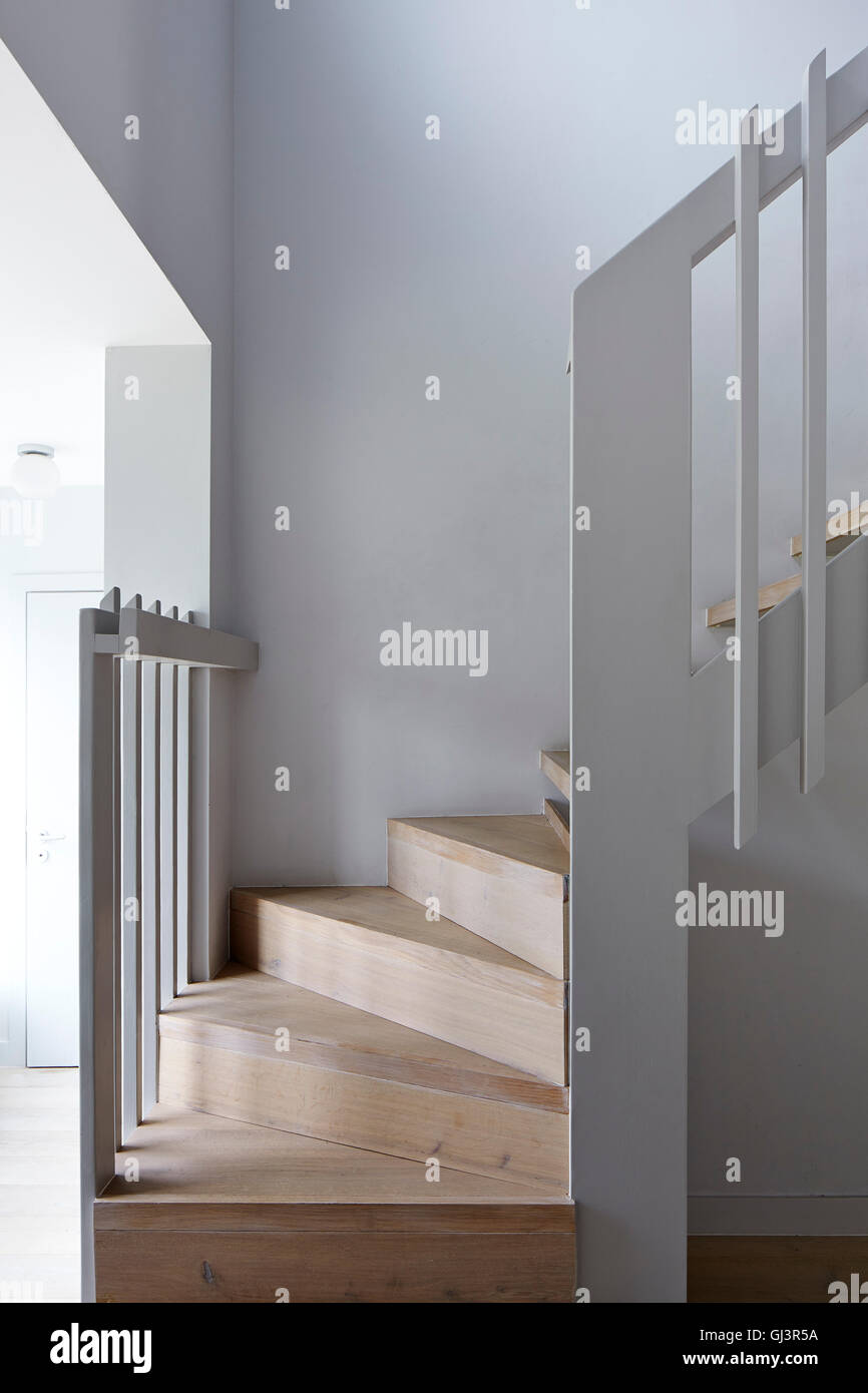 Bien éclairé, escaliers en bois détail. Maison jumelée, Beaconsfield, Royaume-Uni. Architecte : GLAS Architectes, 2016. Banque D'Images