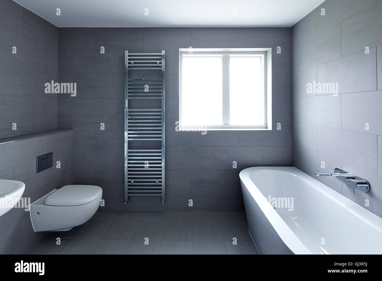 Éclairage naturel dans la salle de bains. Maison jumelée, Beaconsfield, Royaume-Uni. Architecte : GLAS Architectes, 2016. Banque D'Images