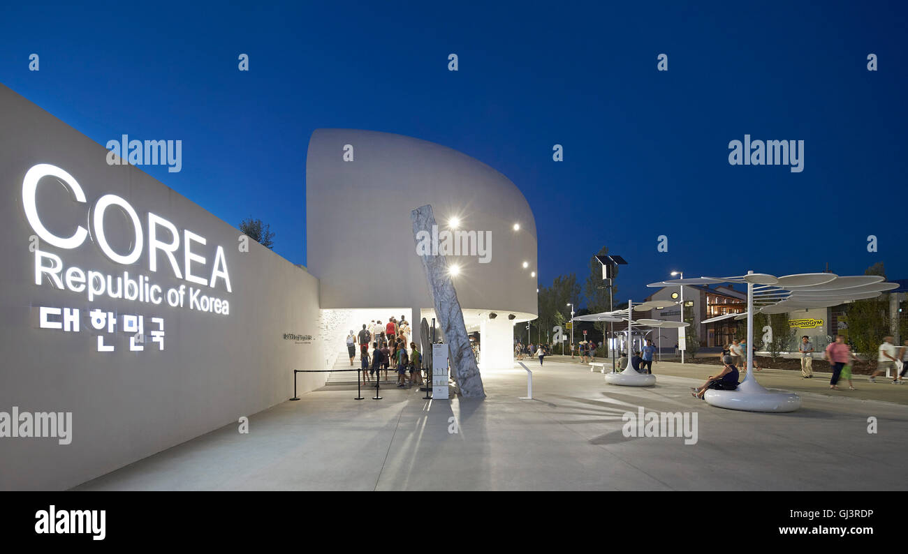 L'entrée du pavillon de nuit avec signalisation lumineuse. Milan EXPO 2015, Pavillon de la Corée, Milan, Italie. Architecte : BCHO, Architectes Banque D'Images
