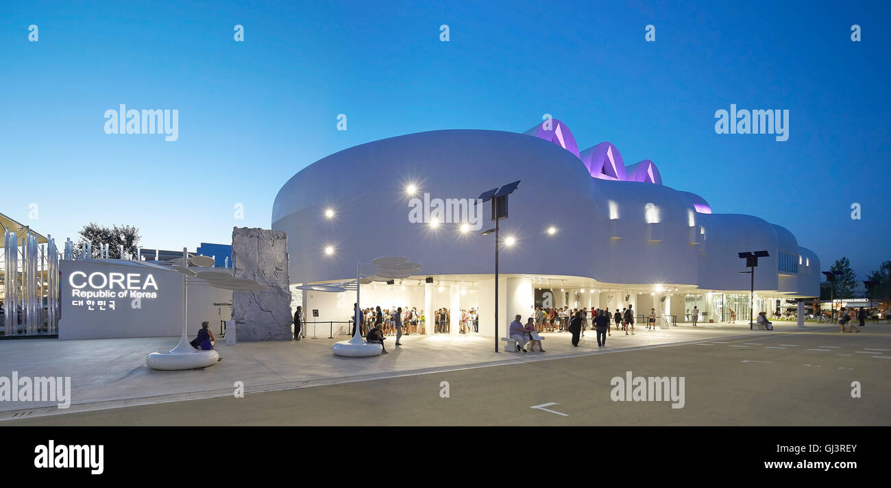 Entrée illuminée la nuit. Milan EXPO 2015, Pavillon de la Corée, Milan, Italie. Architecte : BCHO Architectes, 2015. Banque D'Images