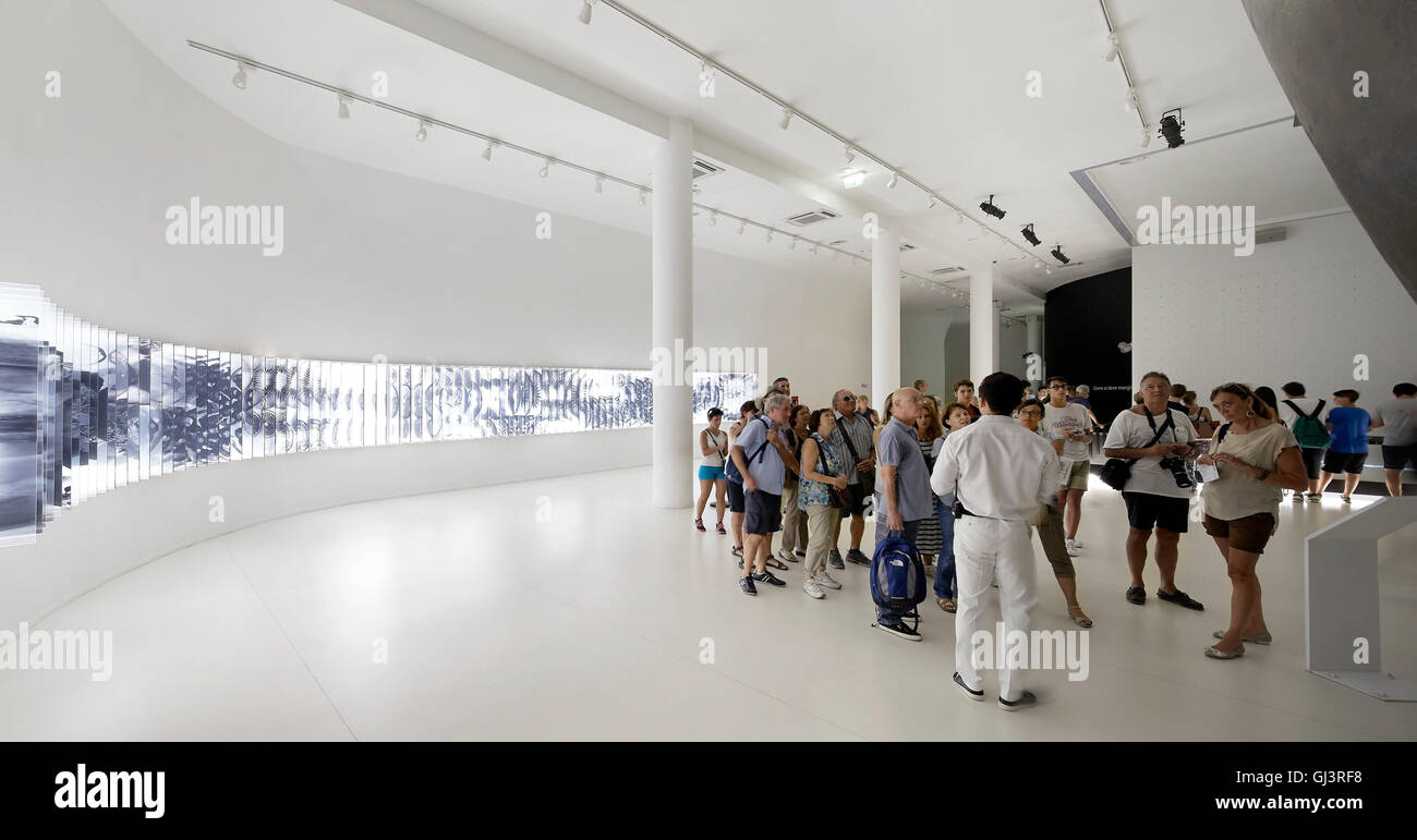 Hall d'exposition avec des panneaux, l'affichage numérique. Milan EXPO 2015, Pavillon de la Corée, Milan, Italie. Architecte : BCHO Architectes, 2015. Banque D'Images