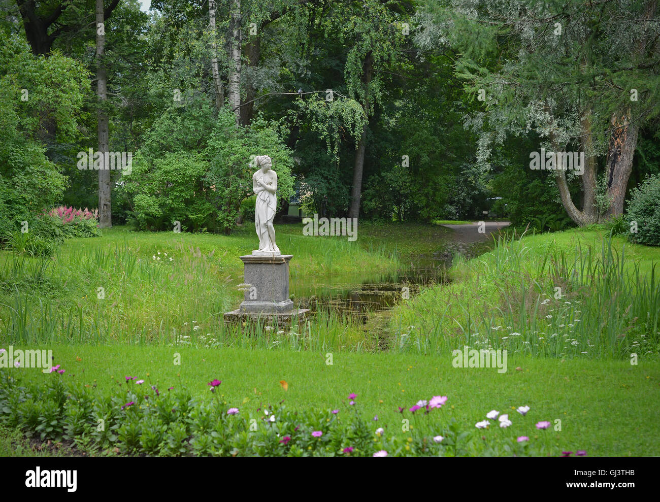 Paysage avec un étang et une statue féminine dans le parc de Pavlovsk. La Russie. Banque D'Images