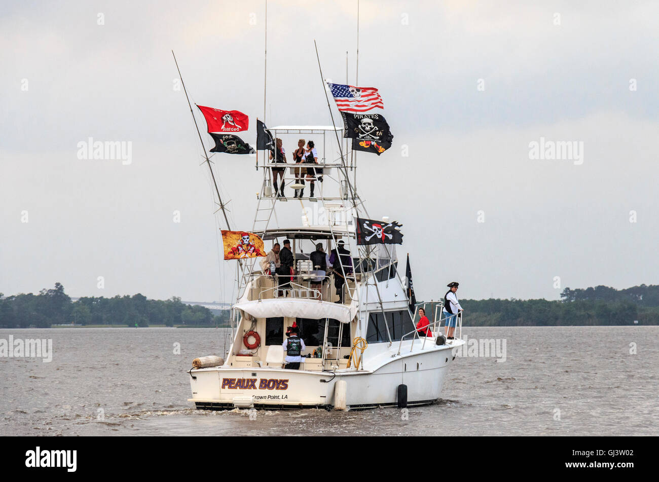 Plongez dans un bateau pirate flags pendant jours de contrebande dans la région de Lake Charles, en Louisiane, pour célébrer les jours de pirate Jean Lafitte. Banque D'Images