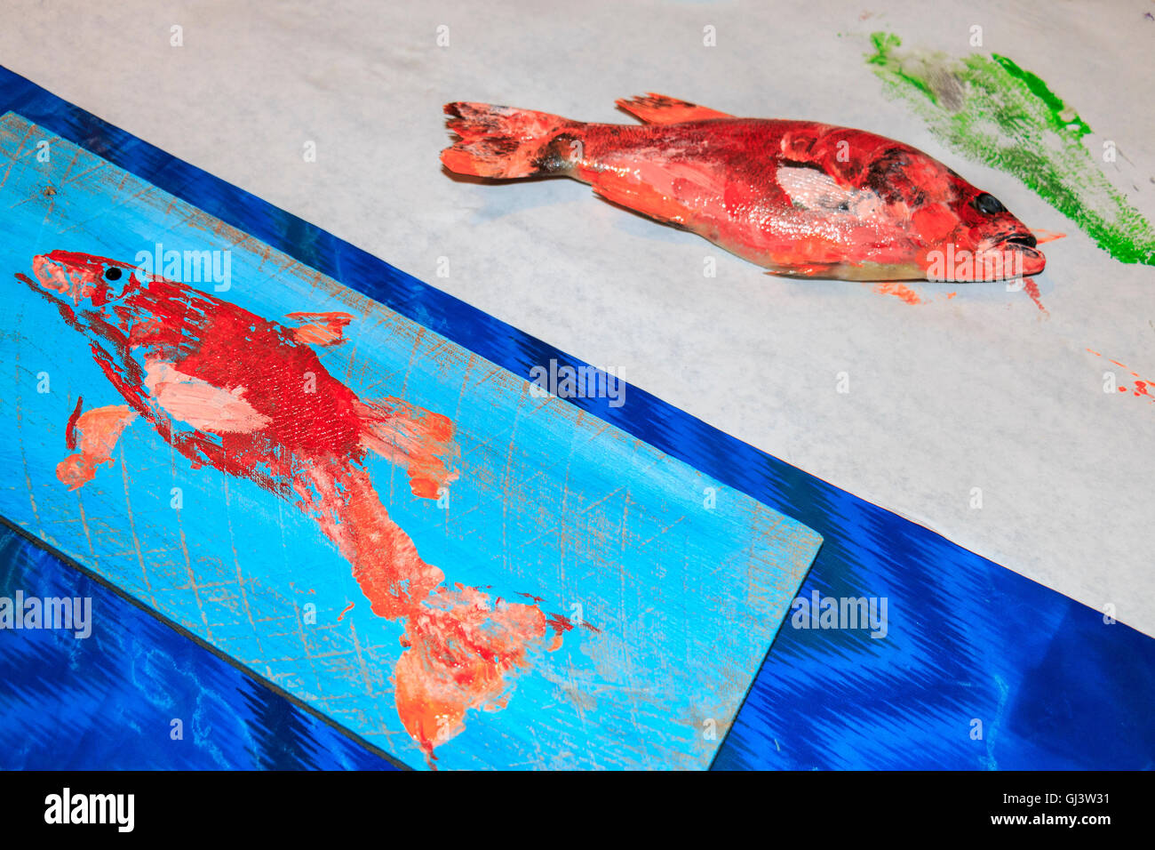 Peinture de poissons au désir des Arts dans la région de Lake Charles. Vous peignez le poisson, puis transférer l'image (un peu comme un pochoir) sur papier, Banque D'Images