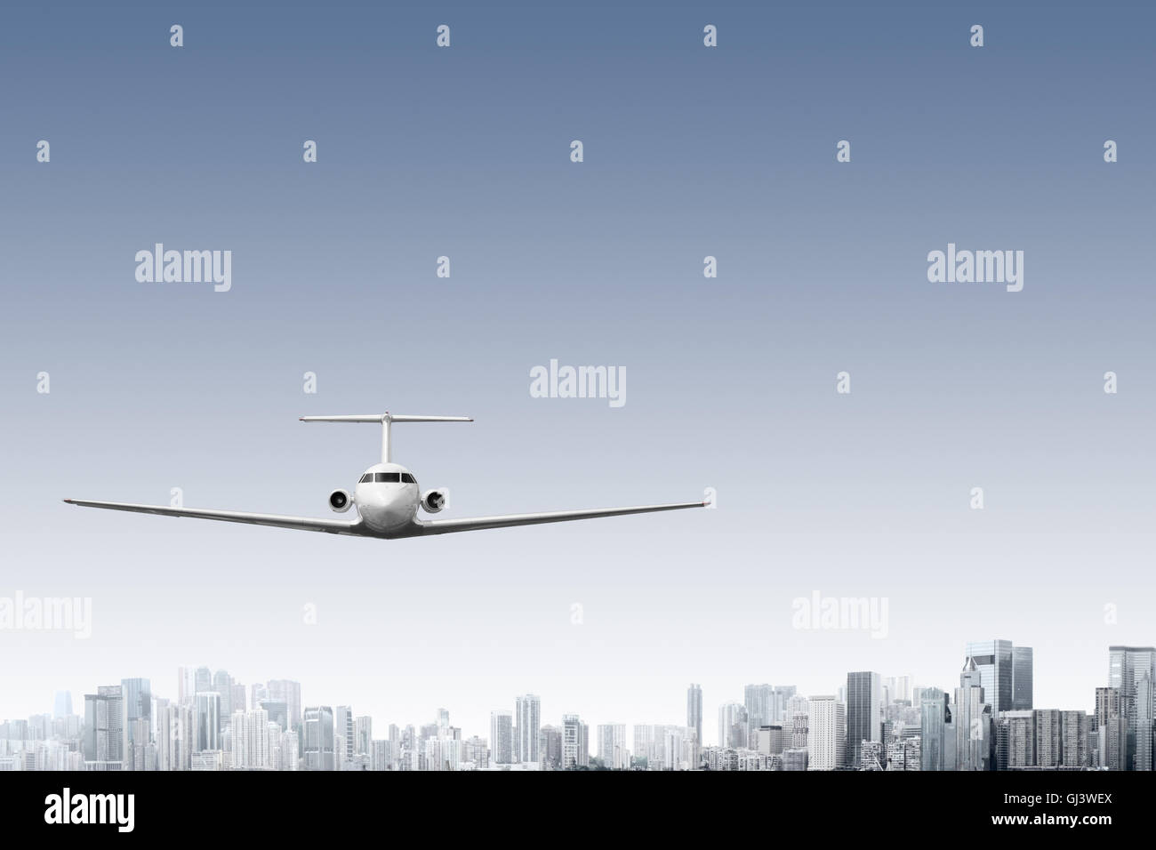 Conception d'avion volant au-dessus de la ville moderne Banque D'Images