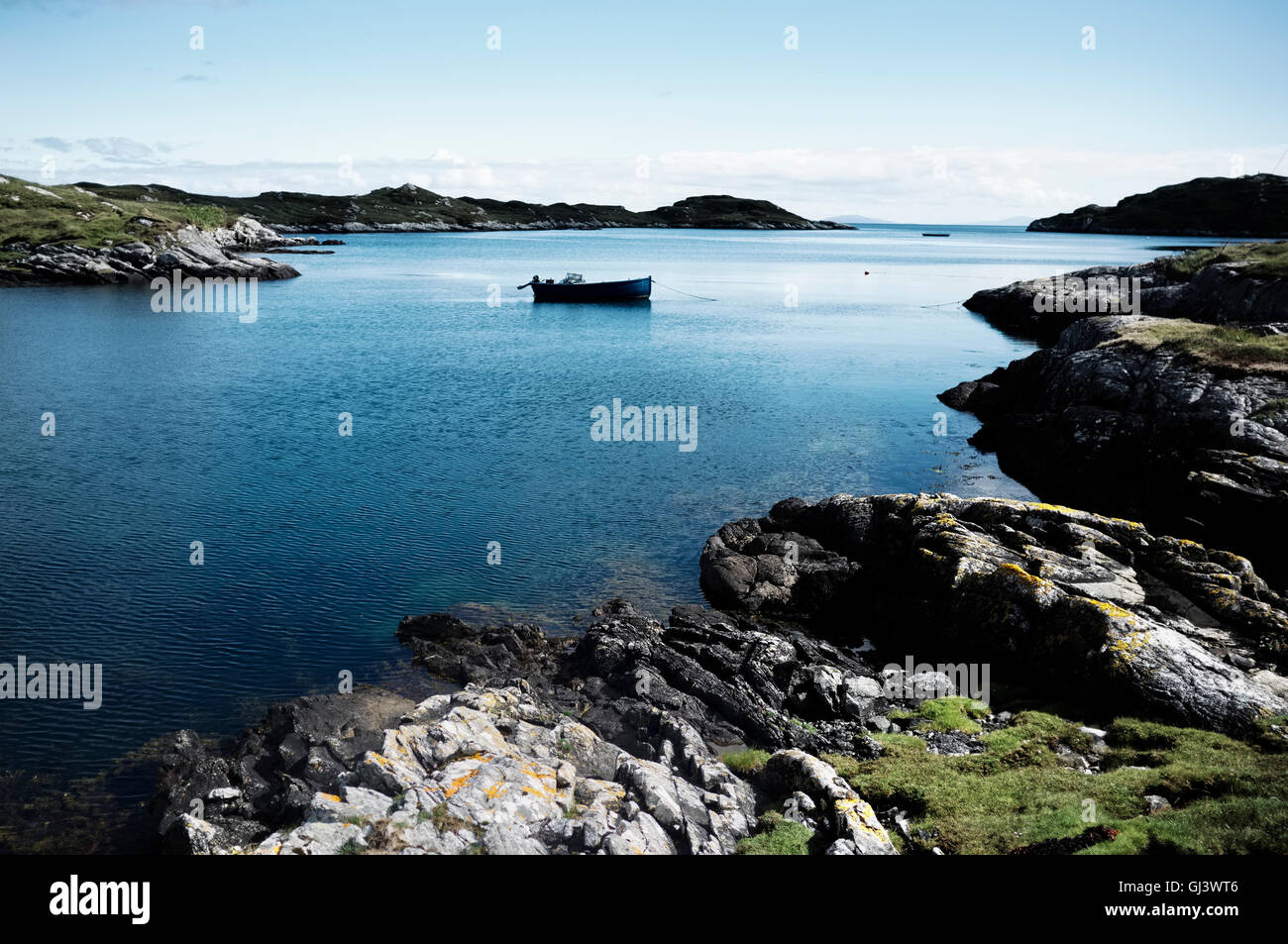 La baie idyllique avec un bateau dans l'île de Harris, Scotland Banque D'Images