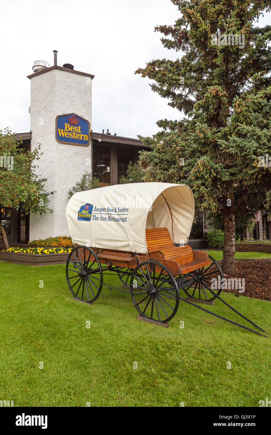 Un wagon couvert à l'extérieur de la Jasper Inn and Suites Best Western Hotel à Jasper Alberta Canada Banque D'Images