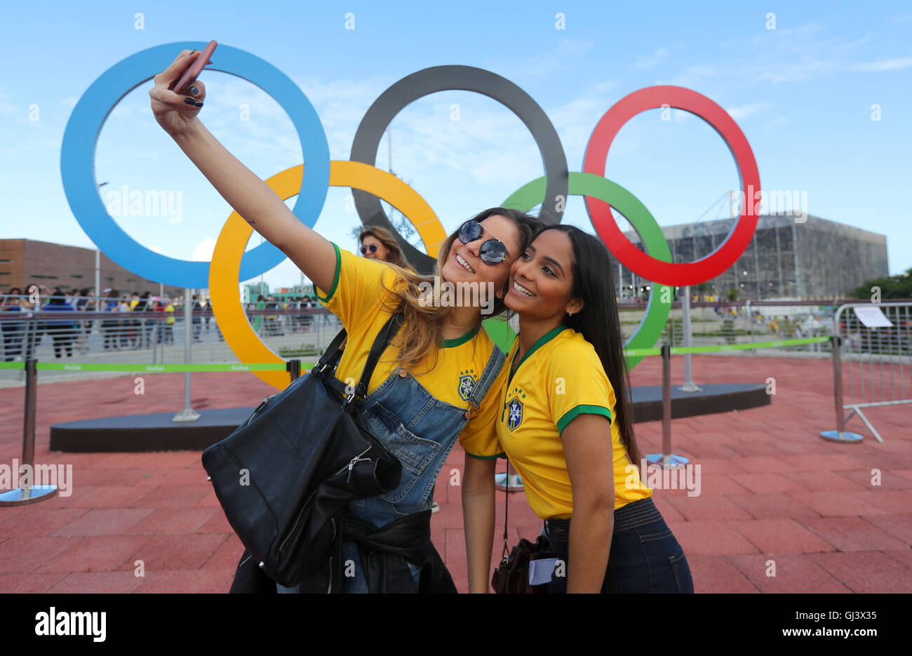 Les fans prennent un selfie à côté des anneaux olympiques dans le parc olympique le septième jour des Jeux Olympiques de Rio, au Brésil. Date de la photo : vendredi 12 août 2016. Le crédit photo devrait se lire comme suit : David Davies/PA Wire. Banque D'Images