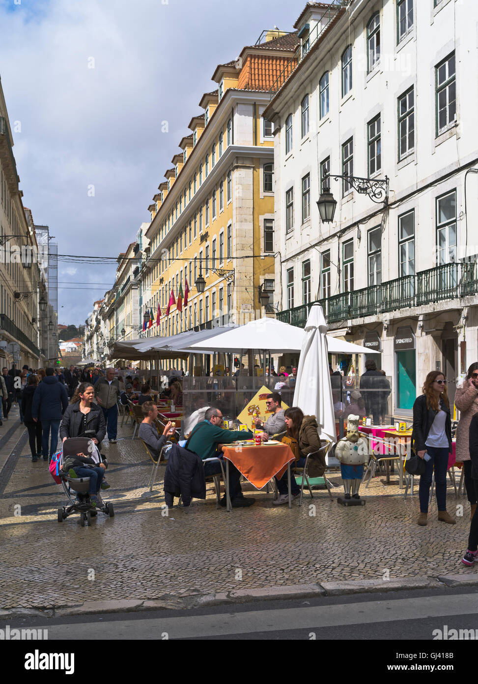 dh Rua da Prata LISBONNE PORTUGAL les personnes dînant en plein air street city centre café en plein air manger dehors des rues de scène Banque D'Images