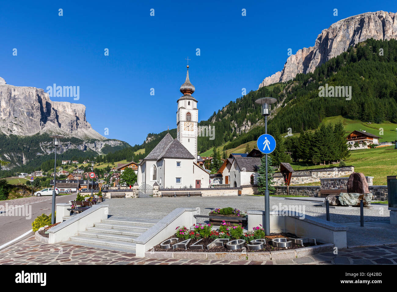 Église de Kolfuschg, Sella et Sas derrière de Ciampac, Dolomites, Tyrol du Sud, Italie, Europe, Banque D'Images