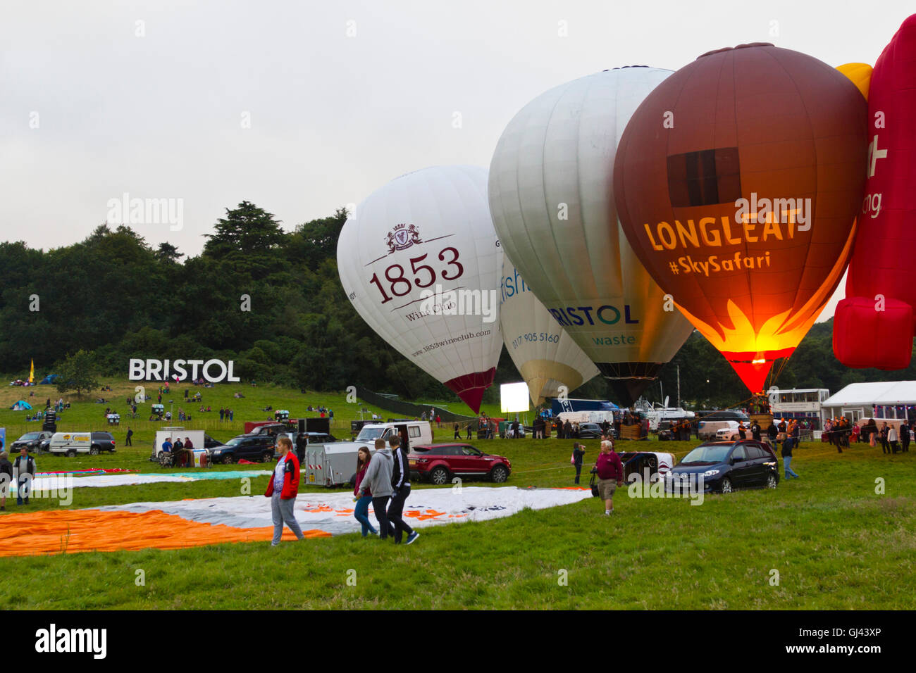 Bristol, Royaume-Uni. 12Th Aug 2016. La messe du matin ascension est annulé au Bristol Balloon Fiesta en raison de rafales de vent, cependant plusieurs de ces ballons sont restés pour un affichage intégré. Credit : Elizabeth Nunn/Alamy Live News Banque D'Images