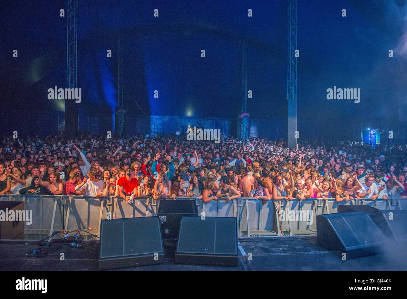 Cornwall, UK. 11 août, 2016. Silent disco, jeudi soir au festival de musique et de surf Boardmasters 2016 : Jonathan Ward/Alamy Live News Banque D'Images