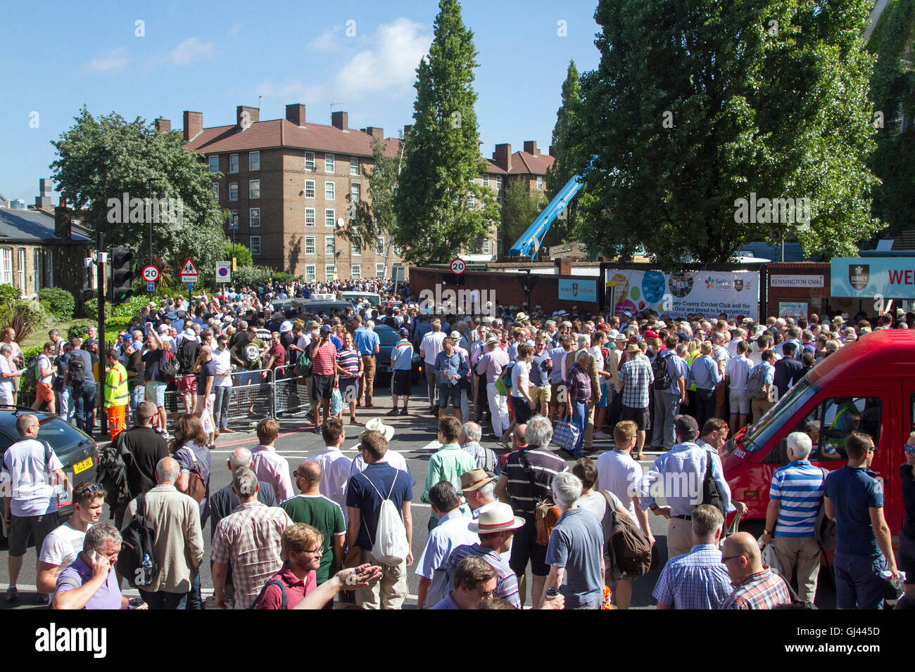 Vauxhall Londres, Royaume-Uni. 12Th Aug 2016. Une grande foule de fans de cricket arriver le jour 2 de la quatrième test match entre l'Angleterre et le Pakistan à la Kia Oval en crédit : Vauxhall amer ghazzal/Alamy Live News Banque D'Images