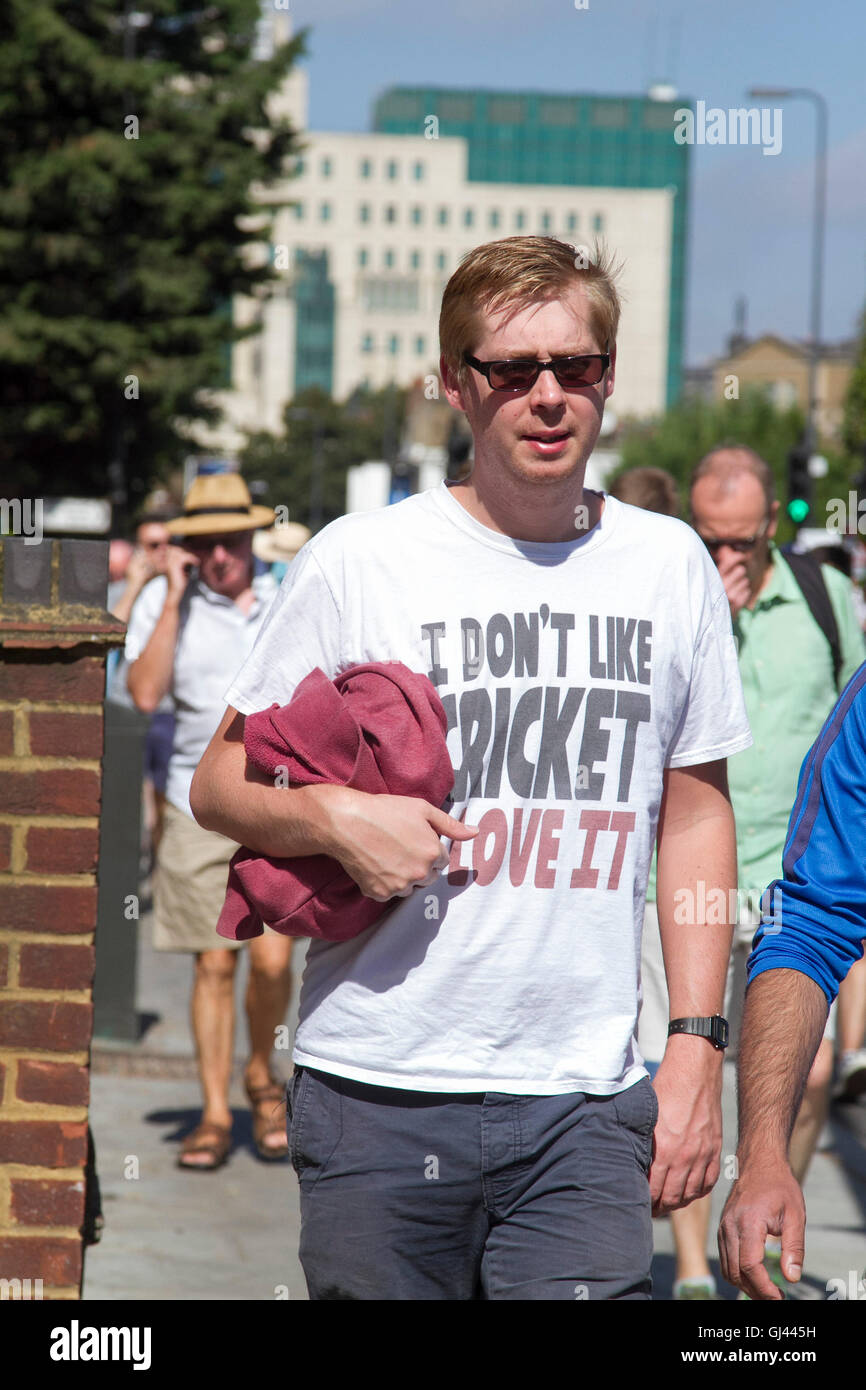 Vauxhall Londres, Royaume-Uni. 12Th Aug 2016. Une grande foule de fans de cricket arriver le jour 2 de la quatrième test match entre l'Angleterre et le Pakistan à la Kia Oval en crédit : Vauxhall amer ghazzal/Alamy Live News Banque D'Images