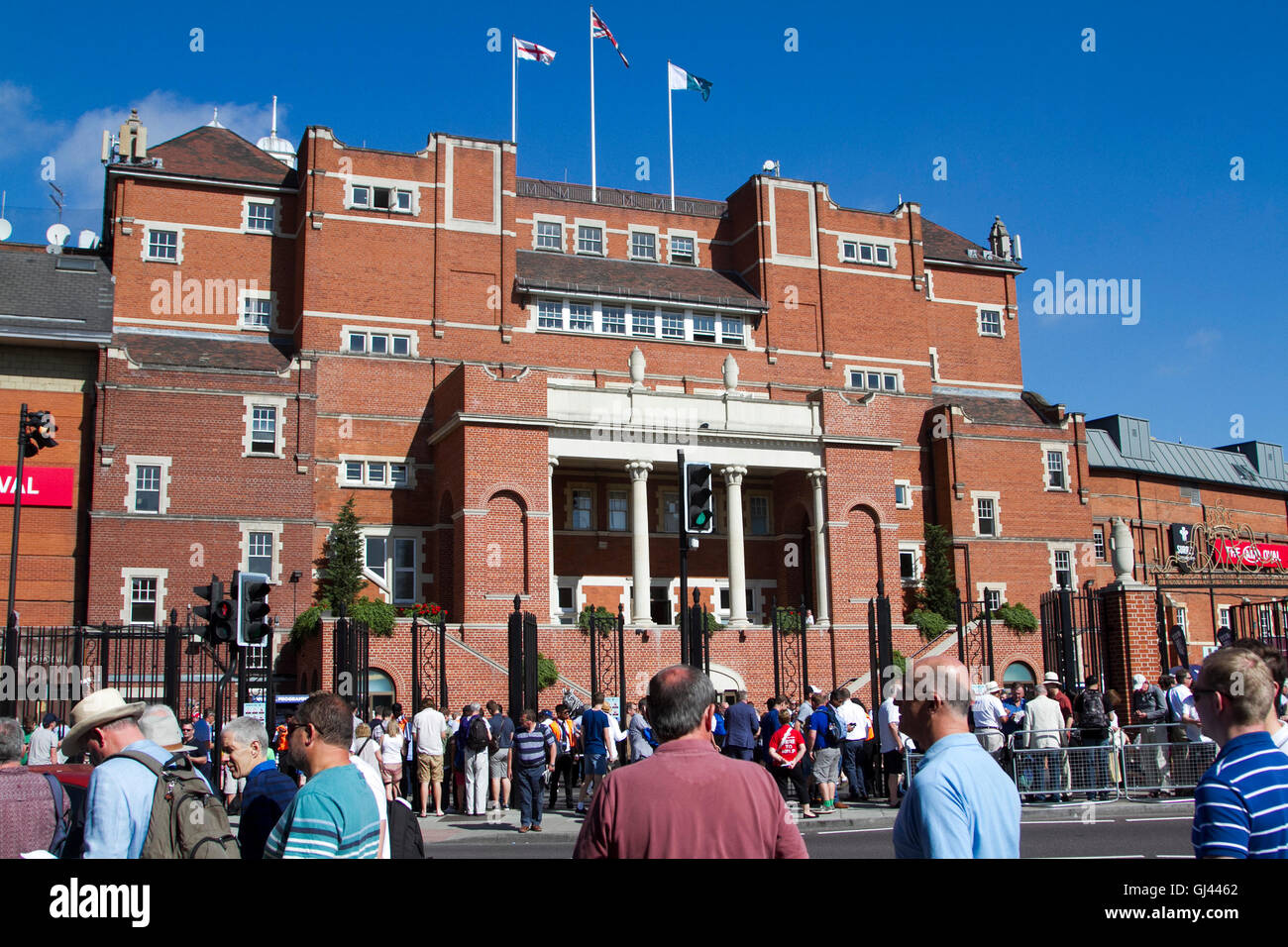 Vauxhall Londres, Royaume-Uni. 12Th Aug 2016. Une grande foule de fans de cricket arriver le jour 2 de la quatrième test match entre l'Angleterre et le Pakistan à la Kia Oval en crédit : Vauxhall amer ghazzal/Alamy Live News Banque D'Images