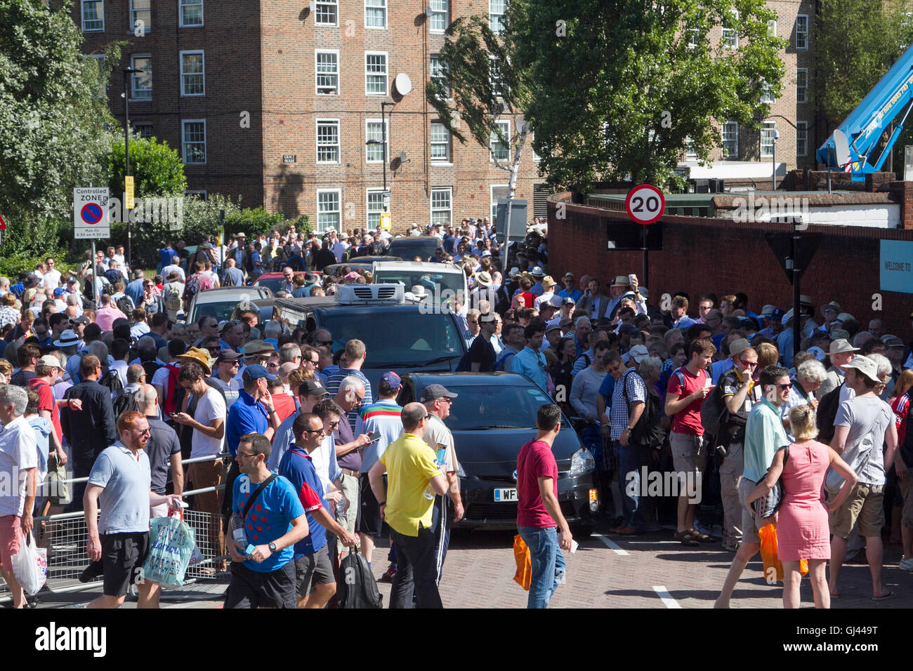Vauxhall Londres, Royaume-Uni. 12Th Aug 2016. Une grande foule de fans de cricket arriver le jour 2 de la quatrième test match entre l'Angleterre et le Pakistan à la Kia Oval en crédit : Vauxhall amer ghazzal/Alamy Live News Banque D'Images