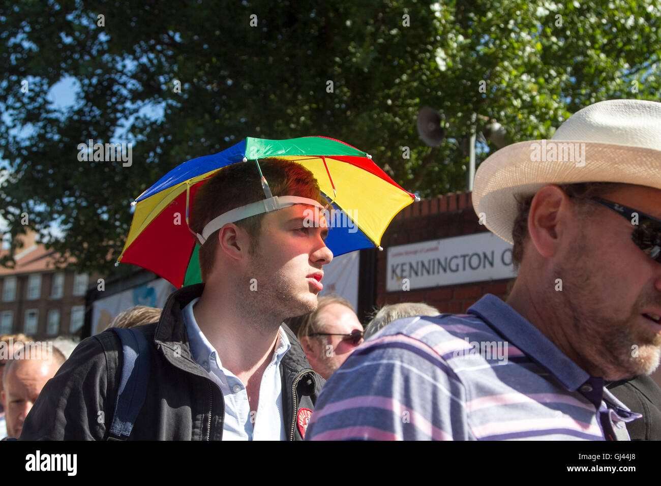 Vauxhall Londres, Royaume-Uni. 12Th Aug 2016. Une grande foule de fans de cricket arriver le jour 2 de la quatrième test match entre l'Angleterre et le Pakistan à la Kia Oval en crédit : Vauxhall amer ghazzal/Alamy Live News Banque D'Images