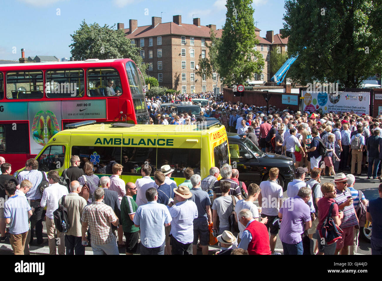 Vauxhall Londres, Royaume-Uni. 12Th Aug 2016. Une grande foule de fans de cricket arriver le jour 2 de la quatrième test match entre l'Angleterre et le Pakistan à la Kia Oval en crédit : Vauxhall amer ghazzal/Alamy Live News Banque D'Images