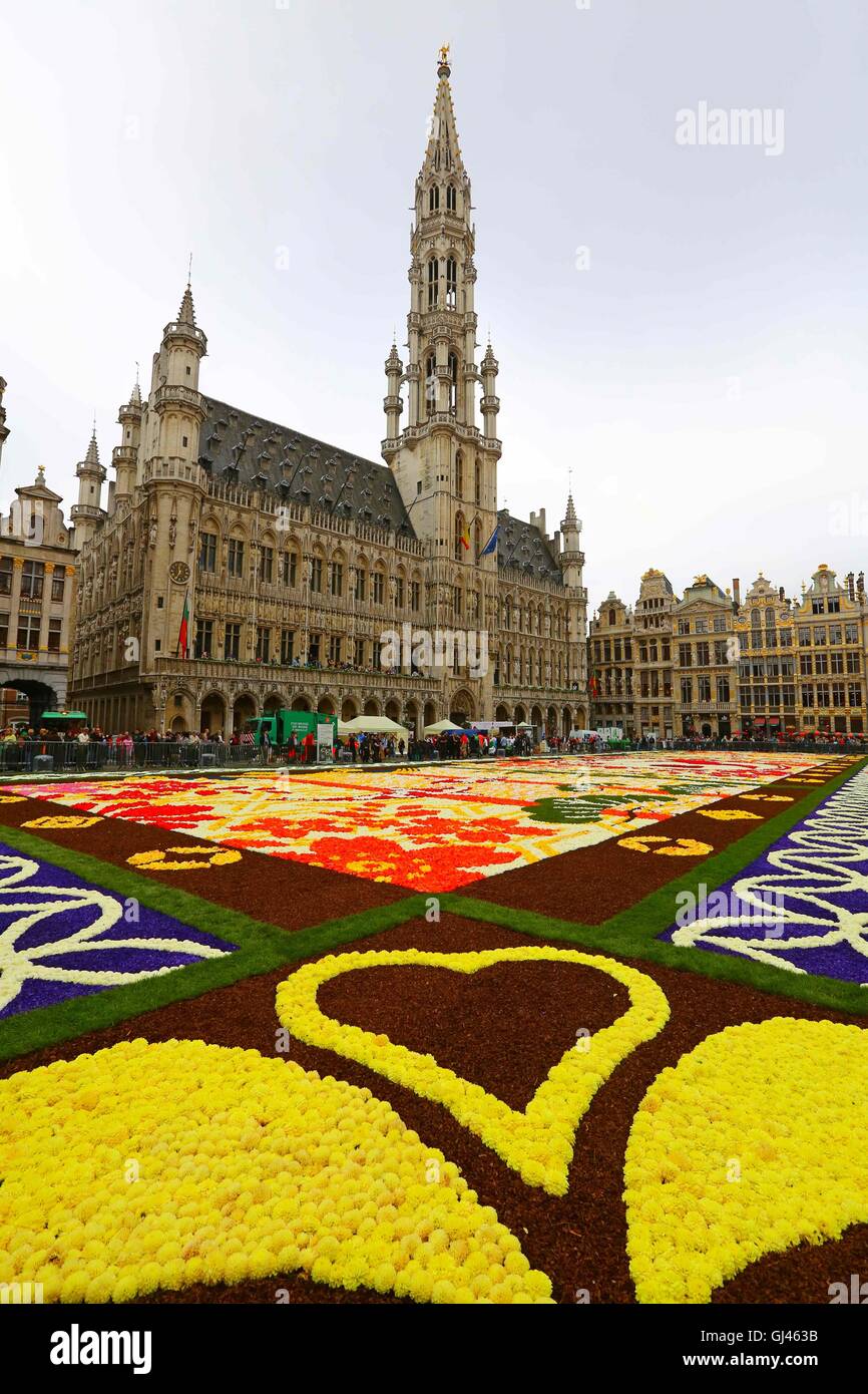 Bruxelles. 12Th Aug 2016. Photo prise le 12 août 2016 montre le tapis de  fleurs à la Grand Place, en Belgique, Bussels.. Les quatre jours de 20e  tapis de fleurs le coup