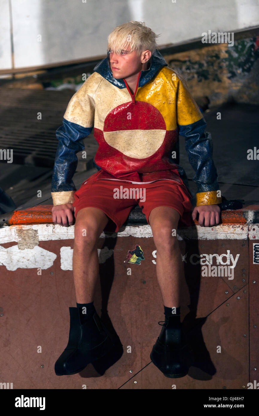 Copenhague, Danemark. 12 août, 2016, les modèles sur la scène présente design par Niels Hansen Grundtoft au skateboard hall à Freetown Christiania Copenhague pendant la Fashion Week Spring/Summer2017. Grundtoft « Haervaerk Hansen marque design" (lire : Destruction/vandalisme) est dans ses propres mots décrit comme "… le culte de la dingo et naïfs garçons flâner dans les rues de la rosée, et le conte de froide ville de Copenhague. C'est l'histoire de lost kids traîner à l'industrial docks avec rien mais le vandalisme à l'ordre du jour. Leur uniforme est metamorphorsed par la mer, d'huile d'asphalte humide et le rusty Banque D'Images