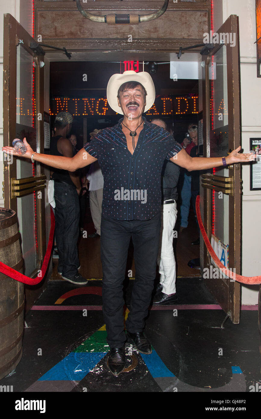 West Hollywood, Californie, USA. 11 août, 2016. musique artiste/acteur Randy Jones, membre original du village people band, arrive pour sa droite 'Mister' cd release party à flaming de selles de nuit de West Hollywood, Californie, USA. C'était aussi la fête de lancement de la saison 5 de 'enfant des années 70' qu'il apparaît dans l'un des principaux caractères. crédit : Sheri determan / alamy live news Banque D'Images