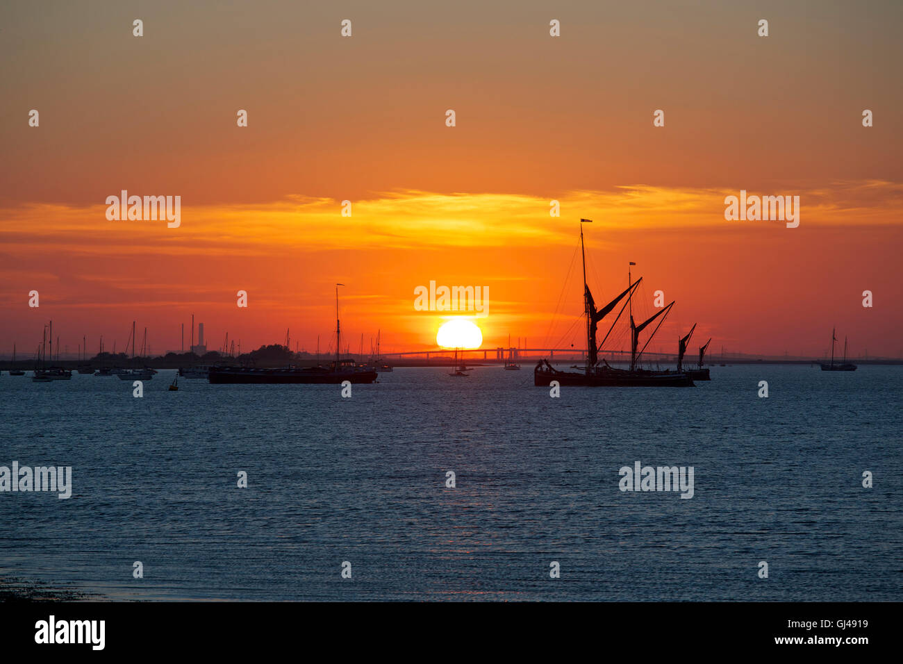 L'estuaire de Swale, Kent, UK. 12 Août 2016 Royaume-Uni : la météo. À Thames barges, sent et yawls sont à l'ancre le vendredi soir en attendant le début de la 44e Swale smack et voile match barge le samedi. Une belle vigueur 4-5 SW et du temps sec, les prévisions météo à parfait Crédit : Alan Payton/Alamy Live News Banque D'Images